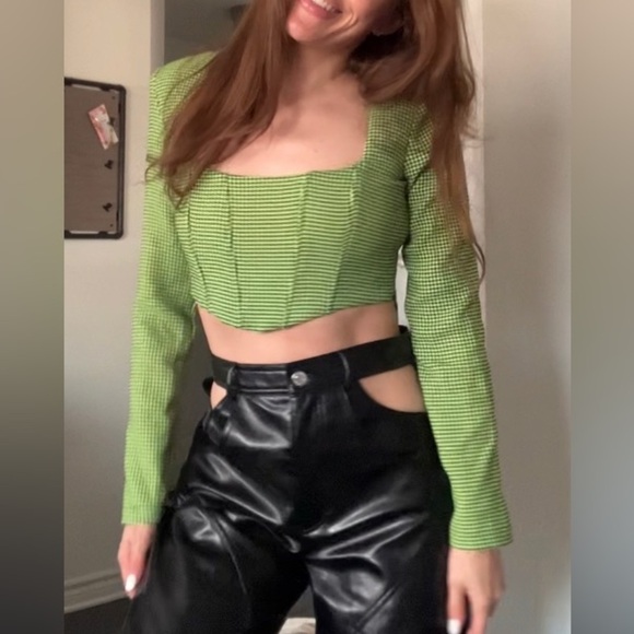 Crop should pads black and neon yellow top Zara Women's Green and Black Crop-top - Picture 6 of 7